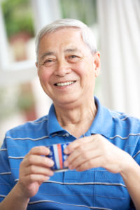 OTvest-Chinese_man_drinking_from_cup